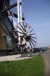 Jelle is aan het kruien, de molen in de wind zetten.