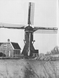 Molen met dienstwoning, nog in bedrijf, 1972 met witte fokken 